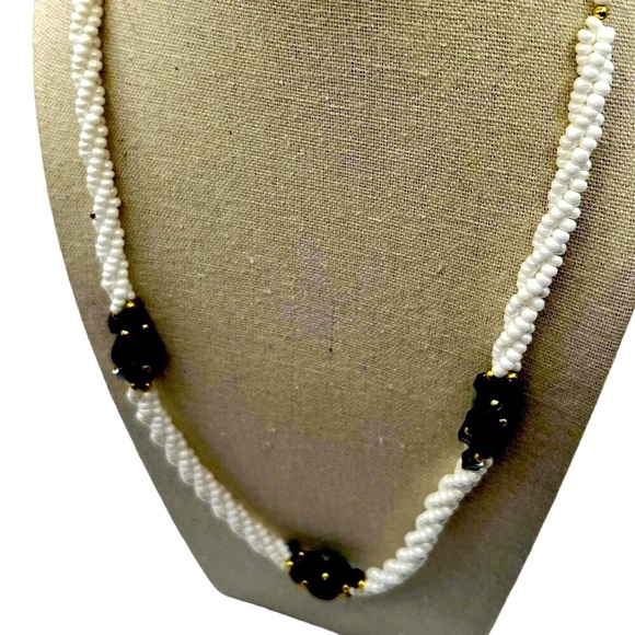 Vintage White & Green Beaded Necklace With Gold Accents.  A45 - Picture 5 of 9